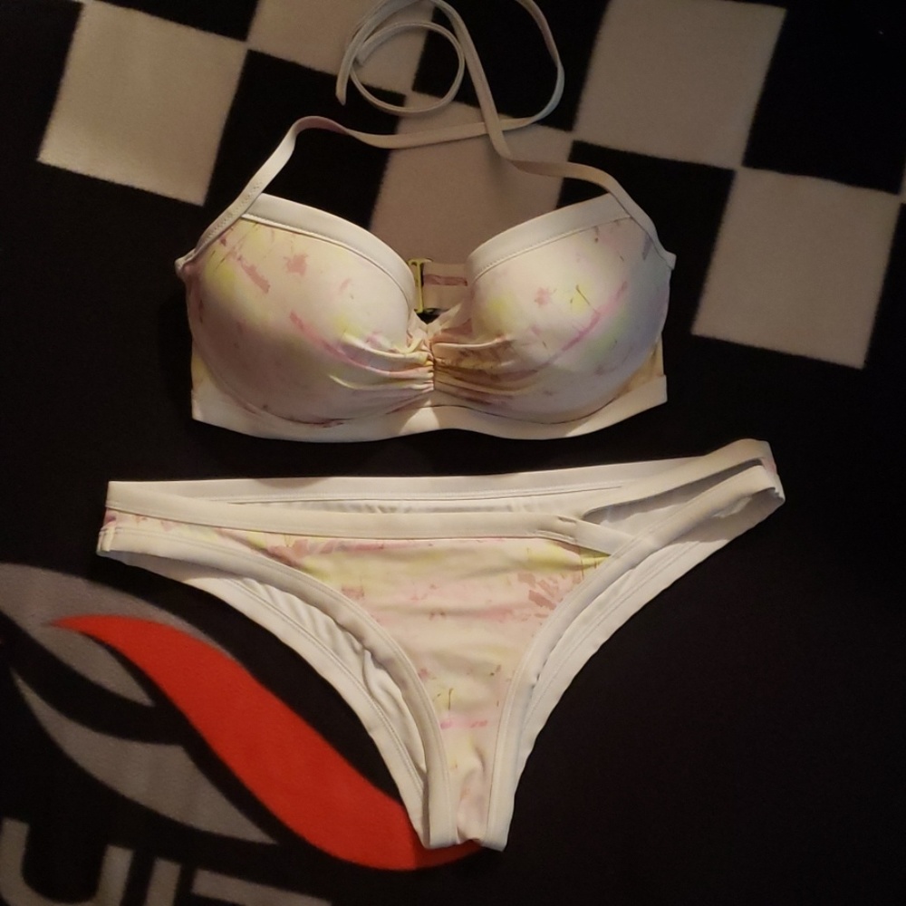 GUC...Victoria Secret 34D/MEDIUM 2pc bikini
